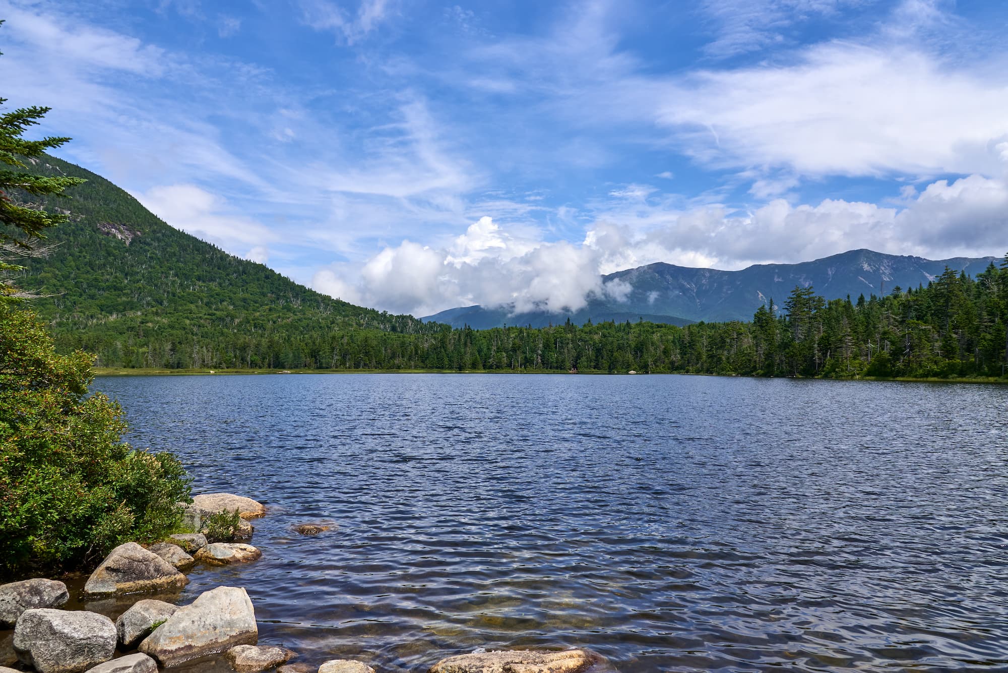 AdobeStock_540582199_lonesome lake in franconia notch